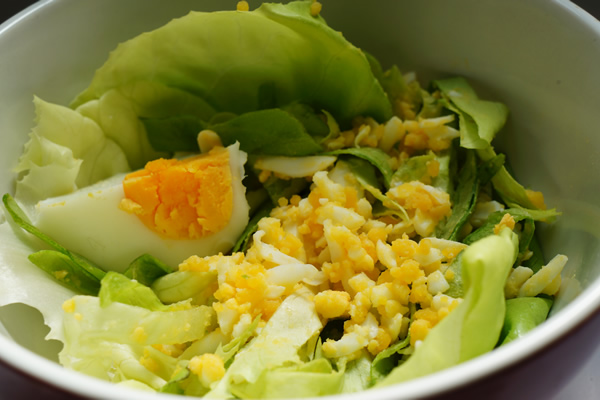 Zelena salata sa kuvanim jajima i sirćetom