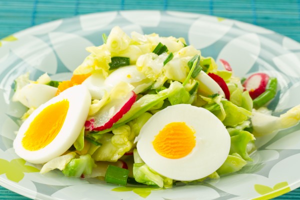 Salata od kupusa, rotkvica i kuvanih jaja