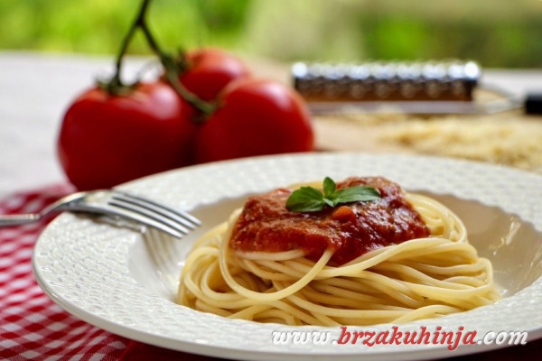 Špagete sa sosom od paradajza