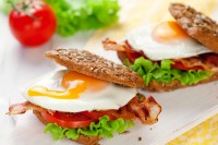 Isprženo jaje u sendviču sa slaninicom i salaticom